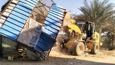 إزالة كشك خشبى وتشوينات خردة بكوم حمادة بالبحيرة