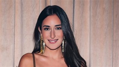 أمينة خليل بفستان واسع .. سعره مفاجأة