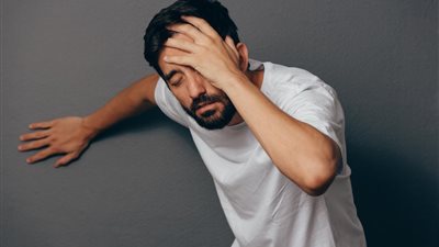 أسباب الدوار عند النهوض فجأة ونصائح لتجنب المخاطر
