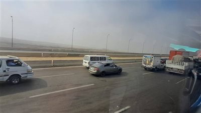 فتح الطريق الصحراوي بعد غلقه صباح اليوم بسبب الشبورة.. صور