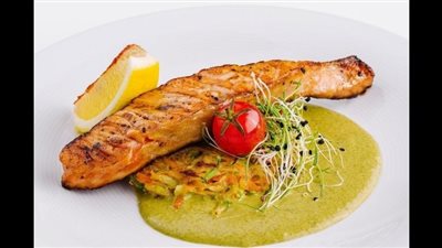 سلمون مشوي مع صوص الأفوكادو والليمون.. طبق صحي غني بمضادات الأكسدة