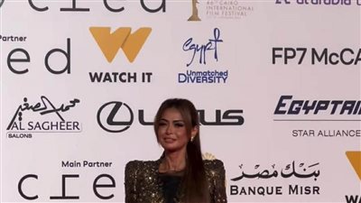ختام القاهرة السينمائي.. داليا مصطفى تطل الأسود المزين بالذهبي