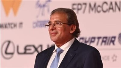 المخرج خالد يوسف يتألق على السجادة الحمراء في ختام مهرجان القاهرة السينمائي