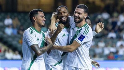 الأهلي يتجاوز القادسية رغم النقص العددي ويدخل المربع الذهبي بالدوري السعودي
