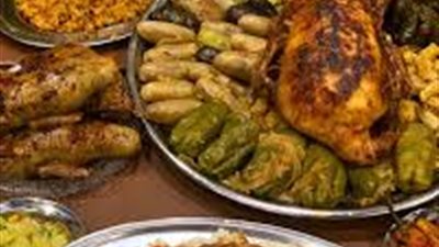هل يحرم الأكل والشرب بالشمال؟