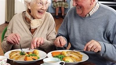 تناول كبار السن للطعام وحيدين يهدد صحتهم وسلامة تغذيتهم