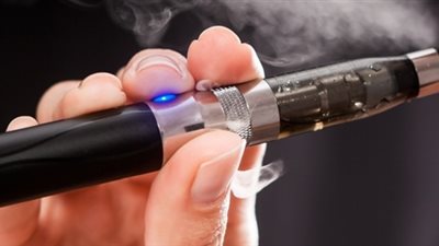 خبراء يحذرون.. مستويات مقلقة من البكتيريا في السجائر الإلكترونية