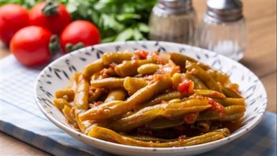 طريقة عمل الفاصوليا الخضراء بصلصة الطماطم الشهية