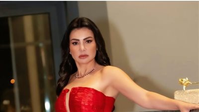 دينا فؤاد زهرة الحب الرومانسي بالأحمر الصارخ