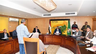 محافظ الفيوم يوجه بتوفير تدخلات الحماية الاجتماعية اللازمة للأسر الأكثر احتياجاً