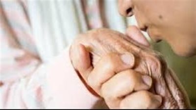 حكم تقبيل يد الوالدين والعلماء والصالحين