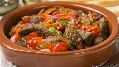 لحم بقر محمّر بالفلفل والجزر.. وصفة شهية وسريعة