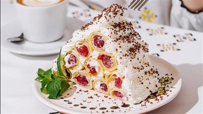 كيك الكرزة الروسي بالكريب والكريمة.. حلوى شهية للمناسبات