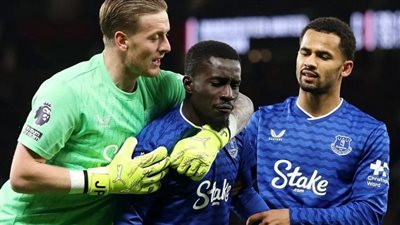 ايفرتون يسحق نوتنجهام فوريست بثلاثية ويتقدم للمركز الخامس