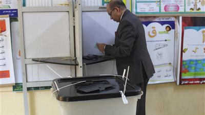 رئيس جامعة المنصورة يُدلي بصوته بمدرسة الشهيد خالد الطوخي 