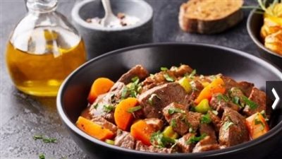 اللحم المحمّر مع الفلفل الحلو والجزر