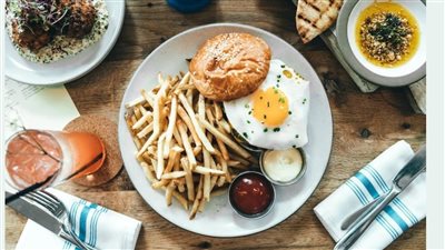 كيف يؤثر تخطي الفطور وتناول الطعام ليلًا على صحة القلب والكوليسترول؟