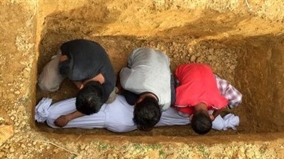 هل دفن طفل مع متوفى بالغ يخفف عنه العذاب؟