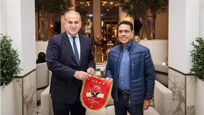 طارق قنديل يهدي درع وعلم الأهلي لسفير مصر بالمغرب