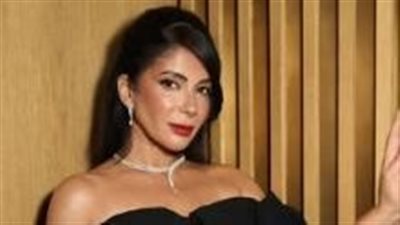 منى زكي تتصدر غلاف مجلة 