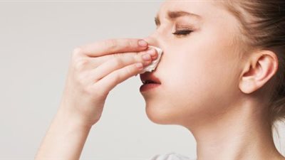 طبيبة تكشف أسباب خطيرة وراء نزيف الأنف والإفرازات المستمرة