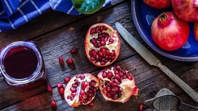 أيهما أفضل.. تناول حبات الرمان أم شرب عصيرها؟
