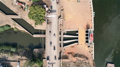 الري تنفذ 92% من مجموعة قناطر ديروط الجديدة..وتركيب الخرسانة المسلحة لقنطرة فم بحر يوسف 