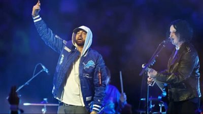 جاك وايت يفاجأ جمهور ديترويت بظهور إيمينيم في عرض استراحة المباراة 