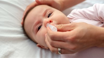 طبيبة توضح طرق استخدام قطرات الأنف للأطفال والرضع بأمان