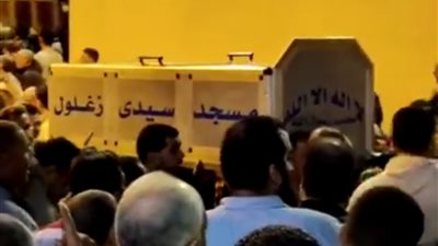 الآلاف يودّعون أسرة كاملة لقت مصرعها في حادث اصطدام وانقلاب مروّع بالبحيرة