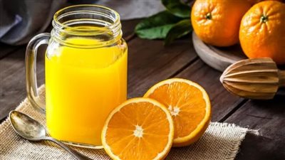 عصير البرتقال يرتفع إلى أعلى مستوياته.. والمصنعون مجبرون على استخدام فواكه بديلة