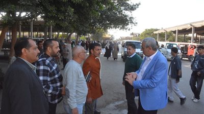 محافظ الغربية يتفقد مواقف طنطا ويستمع لمطالب المواطنين