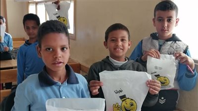 صور| معلمة بالأقصر تُحفز تلاميذها بهدايا رمزية