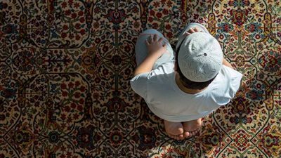 المطر والصلاة.. هل يجوز أداء الجماعة في البيت؟