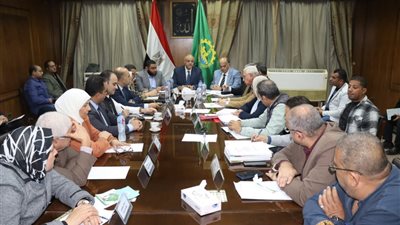 محافظ القليوبية يعقد اجتماعًا لمتابعة منظومة النظافة بشبرا الخيمة والخصوص