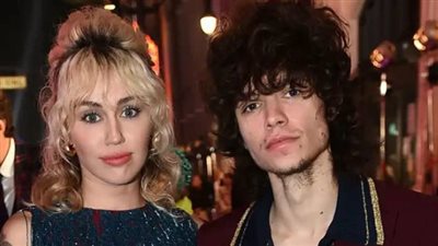 مايلي سايرس تعزز شائعات الخطوبة في عرض أفاتار