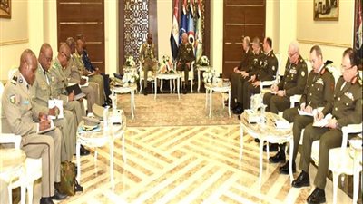 وزير الدفاع ورئيس الأركان يلتقيان عدداً من قادة الوفود العسكرية