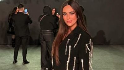  إسراء عبد الفتاح تطل بالأسود المرصع في حفل أنغام 