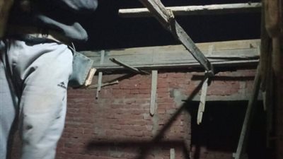 إزالة شدة خشبية وحديد تسليح لسقف مخالف والتحفظ على المعدات بدمنهور