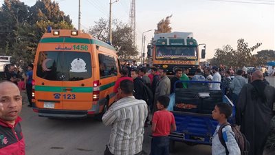 مصرع عامل في حادث مأساوي بعد اصطدام سيارة نقل بدراجته بالبحيرة
