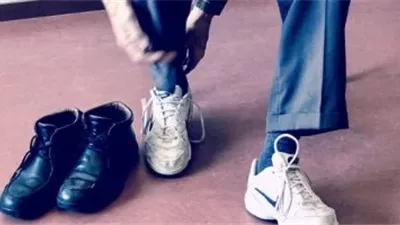 طبيب يكشف أضرارارتداء الجوارب الضيقة