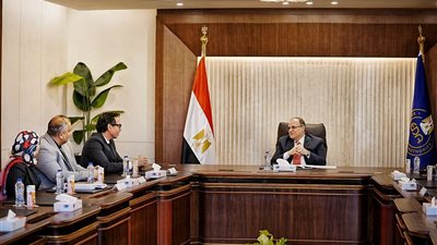 رئيس هيئة الدواء يلتقي ممثلي 