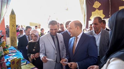 محافظ كفرالشيخ يشيد بإبداعات طلاب مدرسة النور للمكفوفين خلال تفقده معرض الأنشطة الطلابية