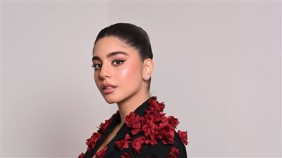 مايا السيد تتزين بالزهور الحمراء في العرض الخاص لفيلم 