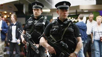 تداعيات التحفظ على لاعبي كرة في المطارات الدولية.. كيف تتعامل الشرطة الإنجليزية مع واقعة القبض ؟