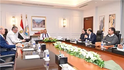 محافظ جنوب سيناء يبحث تطوير الاتصالات بالأقمار الصناعية والرصد المرئي