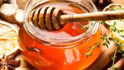 طبيب يحذر من تسخين العسل لهذا السبب