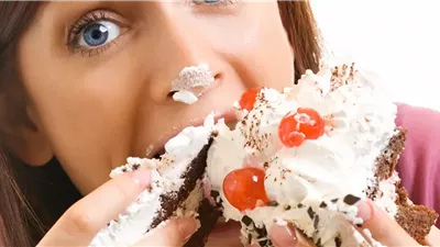 باحثون يتوصلون لطريقة فعّالة لمحاربة الرغبة بتناول الحلويات والوجبات السريعة