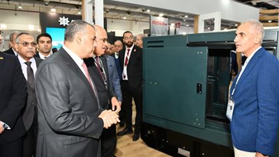 وزير الدولة للإنتاج الحربي يزور أجنحة عدد من الشركات المشاركة بمعرض 