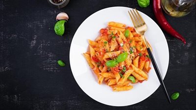 مكرونة بالطماطم والثوم الحار.. طبق بنكهات إيطالية شهية